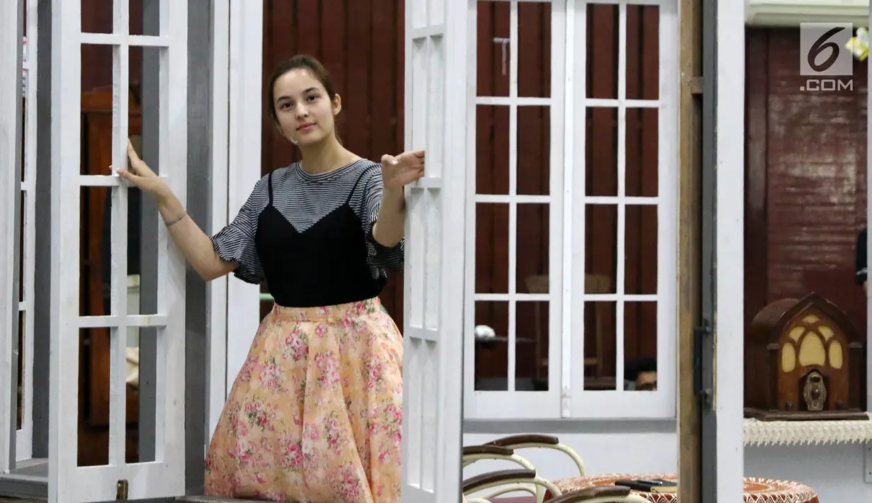 Aktris Chelsea Islan berlatih pentas teater Perempuan-Perempuan Chairil di Gedung Nyi Ageng Serang, Jakarta, Rabu (8/11). Pementasan ini menceritakan kisah asmara Chairil dengan empat perempuan. (Liputan6.com/Immanuel Antonius)