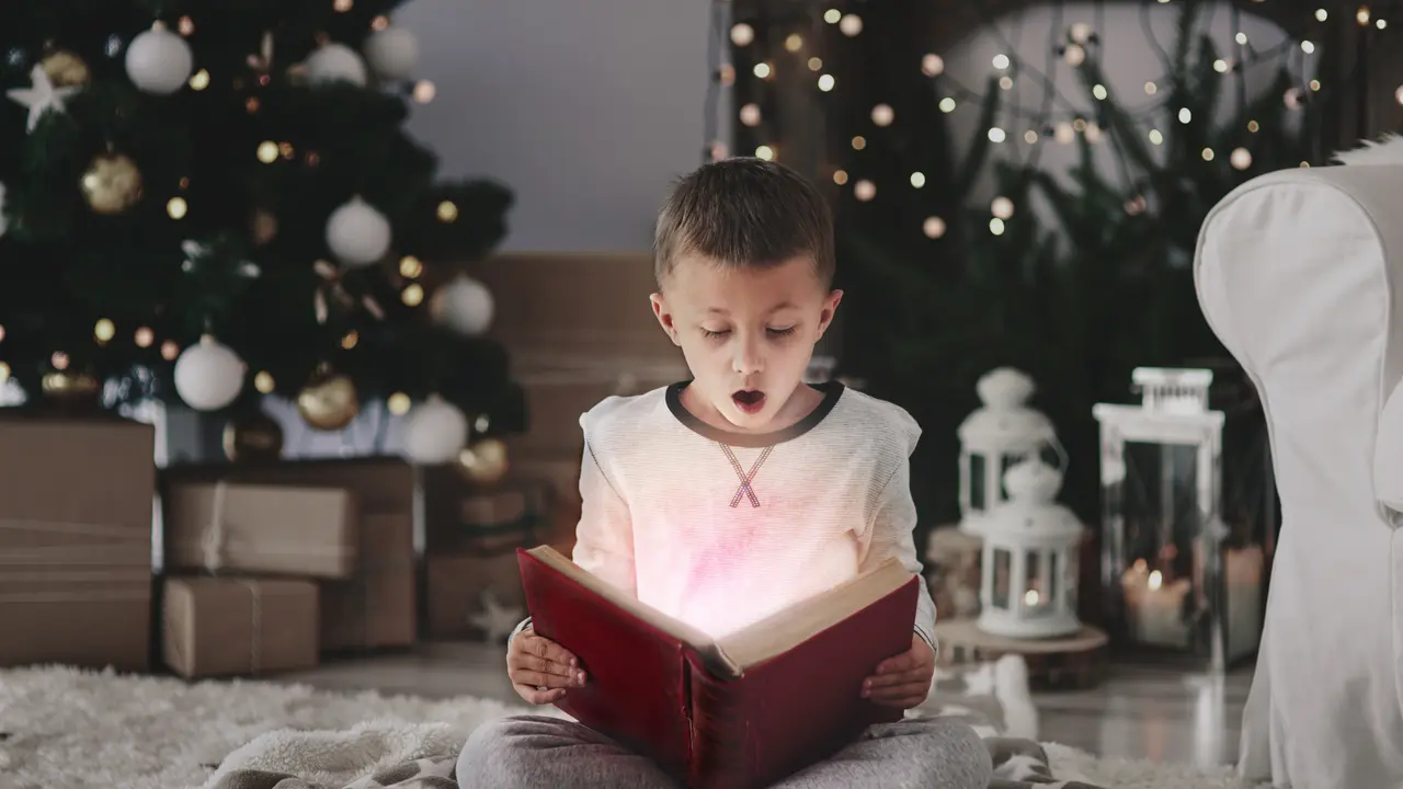 Ilustrasi anak membaca buku saat perayaan natal/freepik.com/gpointstudio