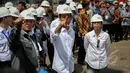 Presiden Joko Widodo didampingi sejumlah menteri meninjau bengkel pembuatan kapal di PT Dok Kodja Bahari, Cilincing, Jakarta Utara, Selasa (28/4/2015). (Liputan6.com/Faizal Fanani)
