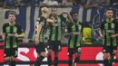 Pemain Brighton, Joao Pedro (tengah) melakukan selebrasi bersama rekan setimnya setelah mencetak gol penyeimbang 2-2 pada laga Grup B Liga Europa 2023/2024 melawan Marseille di Stade Velodrome, Marseille, Prancis, Jumat (05/10/2023) dini hari WIB. (AP Photo/Daniel Cole)