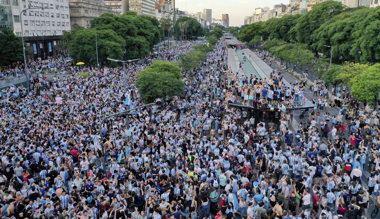 Ribuan suporter Argentina tumpah ruah di pusat kota Buenos Aires usai Lionel Messi cs berhasil menaklukkan Kroasia dan melaju partai final Piala Dunia 2022. (AP Photo/Gustavo Garello)