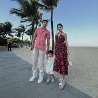 Sedangkan Nikita Willy tampil dengan floral dress dan wedges, Gaya resort yang lebih glam untuk menemaninya di pesisir pantai. [Foto: Instagram/ Nikita Willy]