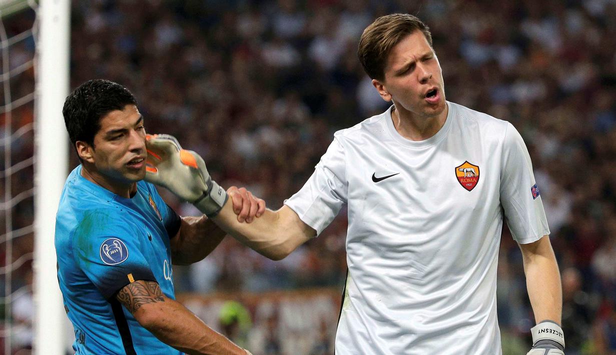 Kiper AS Roma, Wojciech Szczesny (kanan), bersitegang dengan pemain Barcelona, Luis Suarez) dalam laga di Grup E Liga Champions di Stadion Olimpico, Kamis (17/9/2015) dini hari WIB. (Reuters/Max Rossi)