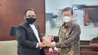 Menteri Agama Yaqut Cholil (kiri) bersama Ketua Umum Pengurus Pusat PERMABUDHI, Prof. Dr. Philip K. Widjaja (Istimewa)