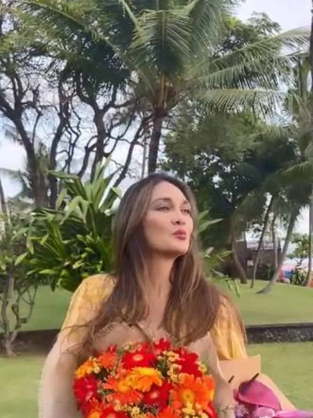 Ulang Tahun ke-39, Ini 5 Potret Luna Maya Rayakan Bersama Ibu yang Tampil Menawan