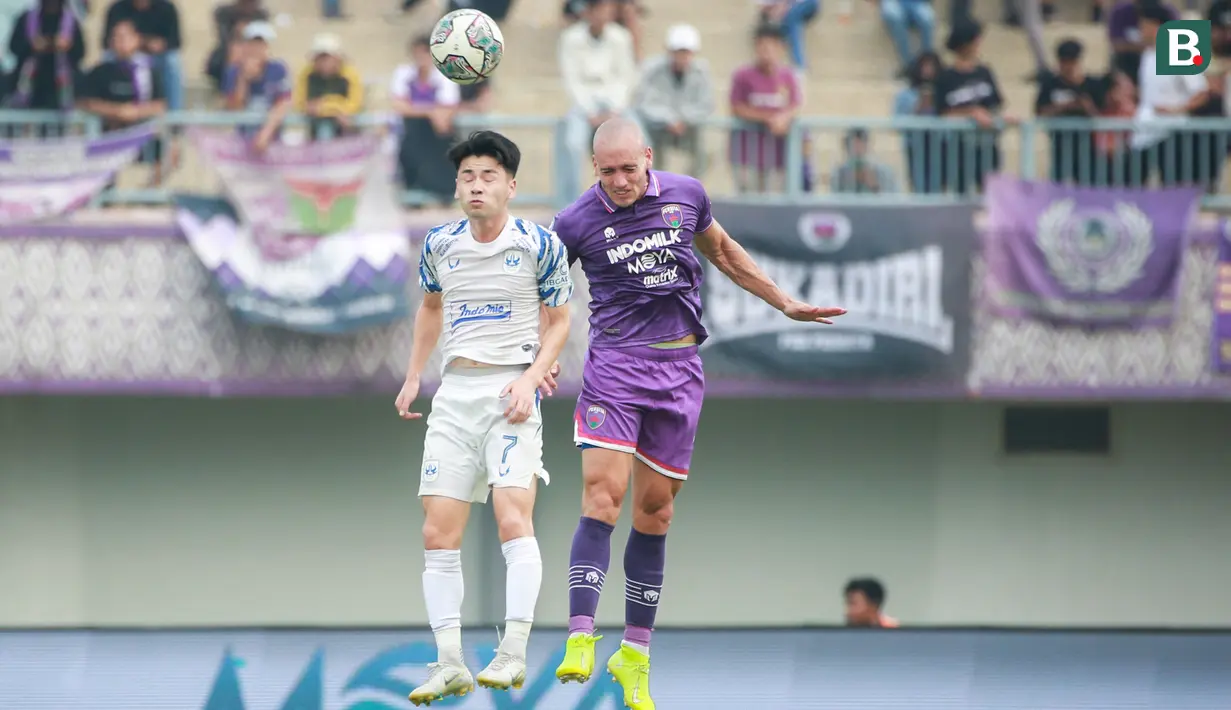 Pemain PSIS Semarang, Taisei Marukawa (kiri) berduel udara dengan pemain Persita Tangerang, Agustin Cattaneo saat laga pekan ke-10 BRI Liga 1 2022/2023 antara Persita Tangerang melawan PSIS Semarang di Stadion Indomilk Arena, Tangerang, Rabu (14/9/2022). (Bola.com/Bagaskara Lazuardi)