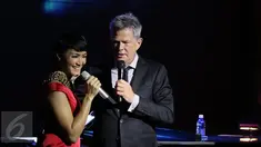 Musisi Internasional David Foster (kanan) berduet dengan penyanyi Lea Simanjuntak pada saat Konser bertajuk "Up Close and personal" di Motion Blue, Jakarta, Jumat (11/3). (Liputan6.com/Herman Zakharia)