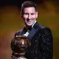 Terbaru, Lionel Messi mampu meraih penghargaan Ballon d'Or yang ketujuhnya. Ia berhasil memenangkan persaingan ketat dengan Robert Lewandowski dan Jorginho. Hal tersebut menobatkan dirinya menjadi pemain dengan jumlah penghargaan Ballon d'Or terbanyak di dunia. (AFP/Franck Fife)