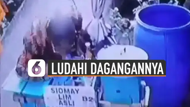 VIDEO: Viral Penjual Siomay Ludahi Dagangannya Sendiri