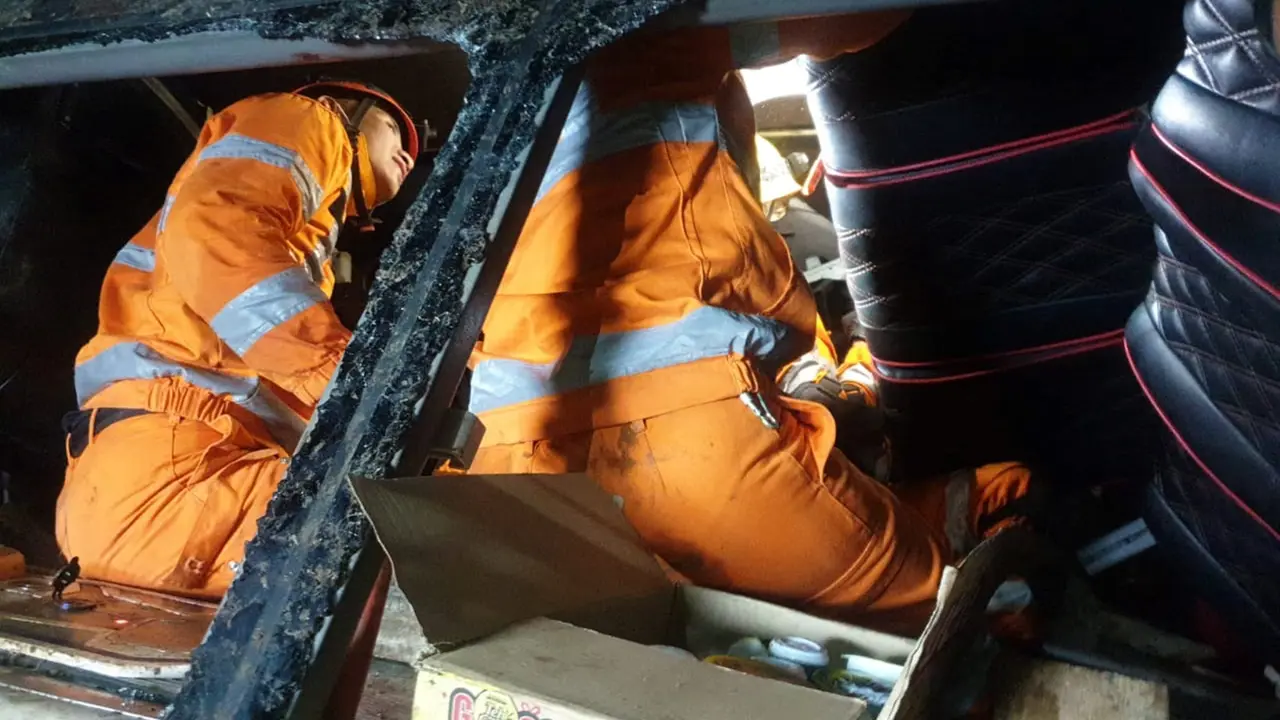 Proses Evakuasi Korban Kecelakaan Bus Sumedang