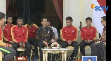 Bertemu tim Timnas Indonesia U-22, Presiden Jokowi janji beri bonus Rp 200 juta dan memenuhi permintaan pemain.