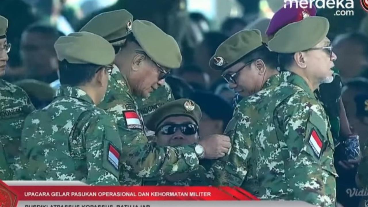 VIDEO:  Sibuknya Wamenko Jenderal Kopassus Rapikan Menteri Berseragam TNI di Upacara Gelar Pasukan