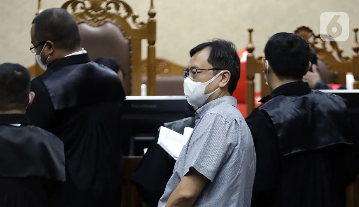 Terdakwa dugaan korupsi PT Asabri, Benny Tjokrosaputro (tengah) saat mengikuti sidang lanjutan di Pengadilan Negeri Jakarta Pusat, Selasa (11/1/2022). Benny Tjokrosaputro merupakan terdakwa dugaan korupsi PT Asabri dengan kerugian negara sebesar Rp 22,788 triliun. (Liputan6.com/Helmi Fithriansyah)
