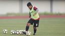 Pemain Persita Tangerang, Egi Melgiansyah, mengontrol bola saat latihan di Stadion Sport Center, Tangerang, Selasa (28/5). Latihan ini persiapan jelang laga Liga 2 2019. (Bola.com/Vitalis Yogi Trisna)