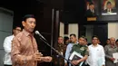 Menkopohukam Wiranto menjawab pertanyaan usai mengumumkan pembubaran Hizbut Tahrir Indonesia (HTI) di Jakarta, Senin (8/5). Wiranto mengatakan, kegiatan ormas HTI dianggap bertentangan dengan ideologi negara, Pancasila. (Liputan6.com/Helmi Fithriansyah)