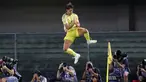 Pemain Juventus, Dusan Vlahovic, melakukan selebrasi setelah mencetak gol ke gawang Hellas Verona pada giornata ke-2 Liga Italia 2024/2025 di Stadion Marcantonio Bentegodi, Senin (26/8/2024). (Paola Garbuio/LaPresse via AP)