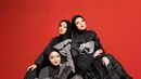 Netizen pun memuji penampilan sisterhood ini dalam balutan hijab. Tak sedikit yang mendoakan mereka agar istiqomah. [credit: @agungkurniawan].