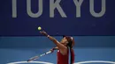 Petenis Jepang Naomi Osaka melakukan servis saat melawan Marketa Vondrousova dari Republik Ceko dalam putaran ketiga tunggal putri Olimpiade Tokyo 2020 di Ariake Tennis Park di Tokyo (27/7/2021). Vondrousova yang berada di peringkat ke-42 sukses mengalahkan Noami. (AP Photo/Seth Wenig)