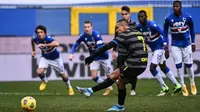 Striker Inter Milan, Alexis Sanchez melakukan eksekusi penalti yang gagal menghasilkan gol ke gawang Sampdoria dalam laga lanjutan Liga Italia 2020/21 pekan ke-16 di Luigi Ferrari Stadium, Rabu (6/1/2021). Inter Milan kalah 1-2 dari Sampdoria. (AFP/Marco Bertorello)