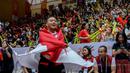 CdM Tim Indonesia untuk SEA Games Vietnam, Ferry Kono melakukan selebrasi atas terciptanya sejarah tim basket putra Indonesia mengalahkan Filipina sekaligus merebut emas sejak 1977 di SEA Games 2021 Vietnam yang digelar di Thanh Tri Sport Information and Culutural Center Gymnasium, Minggu (22/5/2022). (NOC Indonesia/MP Media/Evan Andraws/Evan Andraws)
