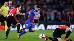 Penyerang Barcelona, Lionel Messi berusaha melewati pemain Athletic Bilbao saat pertandingan Piala Raja di Camp Nou, Barcelona, Kamis (12/1). Barcelona menang 3-1 atas Bilbao. (AP/Manu Fernandez)