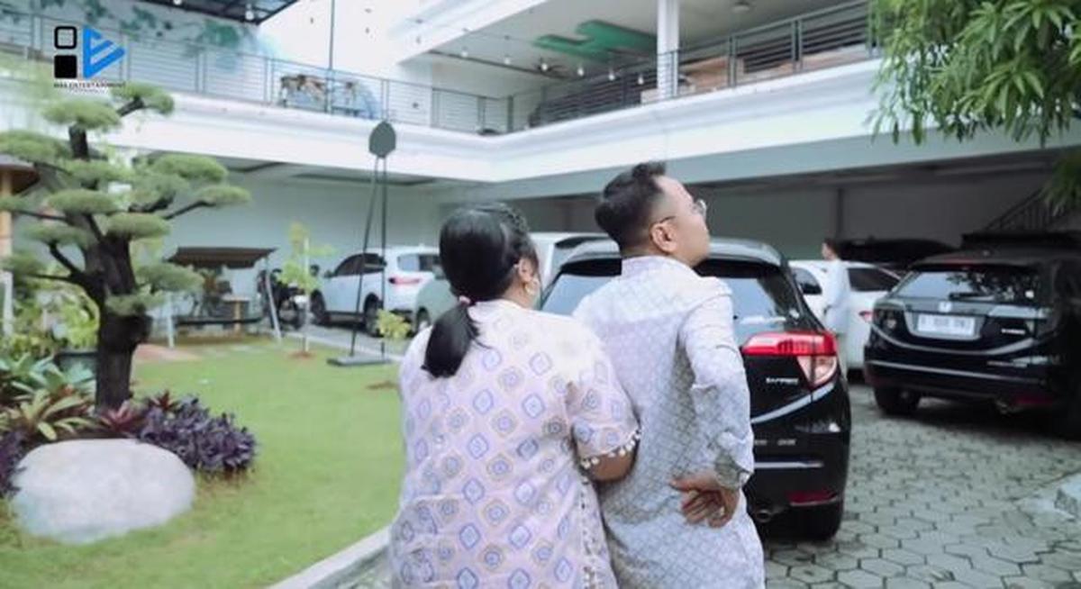 14 Potret Halaman Rumah Irish Bella dan Haldy Sabri, Estetik Bak Resort Pribadi