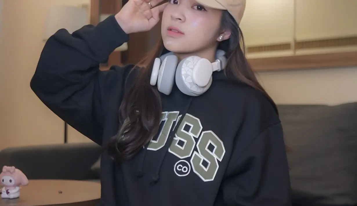 Siapa bilang tubuh petite tidak bisa mengenakan oversized outfit? Eca Aura tampil super chic dengan mengenakan oversized hoodie hitam bercorak tulisan dan topi berwarna cokelat muda. [Foto: Instagram/elsaajapasal]