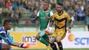 Kiper PS TNI, Teguh Amiruddin, menangkap bola dari kejaran pemain Mitra Kukar, Marlon da Silva pada laga Torabika Soccer Championship 2016 di Stadion Siliwangi, Bandung, Sabtu (14/5/2016). (Bola.com/Nicklas Hanoatubun)