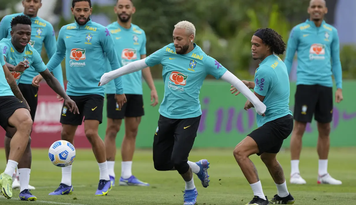 Penyerang Brasil, Neymar bersama rekan satu timnya mengikuti sesi latihan di Sao Paulo, Brasil, Rabu (10/11/2021).  Neymar merupakan penggemar berat tato. Di satu bahu, Neymar sekarang memiliki Batman sendiri yang muncul ke depan. (AP Photo/Andre Penner)