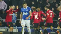 Anthony Martial dari Manchester United merayakan bersama rekan satu timnya setelah mencetak gol ketiga timnya selama pertandingan sepak bola Liga Premier Inggris antara Everton dan Manchester United, di Stadion Goodison Park, di Liverpool, Inggris, Minggu, 26 November 2023. (AP Photo/Jon Super)