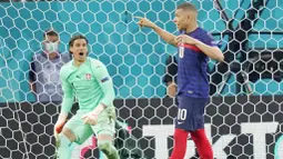 Lima algojo penalti Swiss sukses menjalankan tugasnya. Sedangkan gi kubu Prancis, Kylian Mbappe yang menjadi penendang terakhir justru gagal. (AP Photo/Vadim Ghirda, Pool)