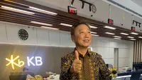Presiden Direktur KB Bank Woo Yeul Lee (Tom Lee) menyapa media dalam acara KB Bank 54Th Anniversary di Jakarta, 10 Juli 2024. (Photo dok. Natasha Khairunisa Amani/Liputan6.com)