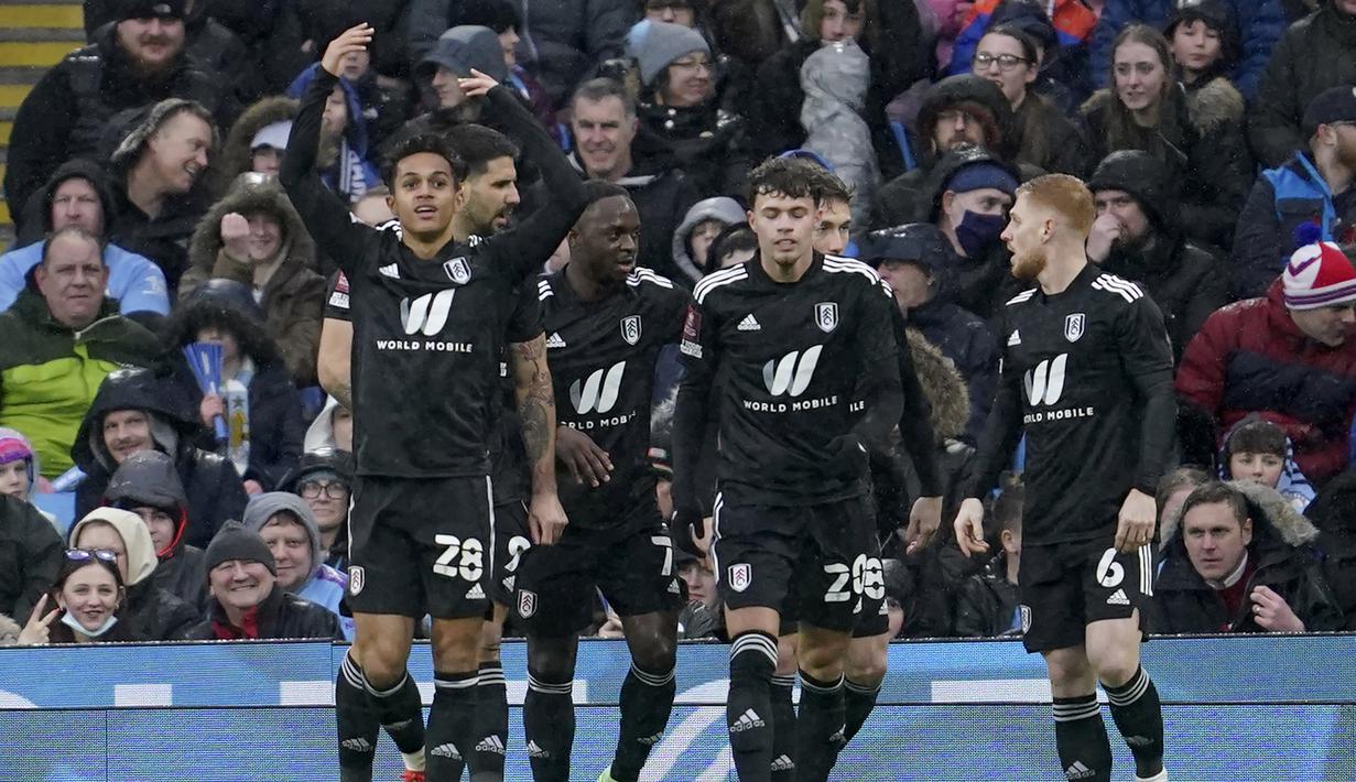 Menurunkan beberapa pemain terbaiknya, Manchester City justru tertinggal 0-1 terlebih dahulu saat laga baru berjalan empat menit. Fulham mecetak gol melalui sepakan Fabio Carvalho (kiri) usai meneruskan umpan Harry Wilson. (AP/Jon Super)