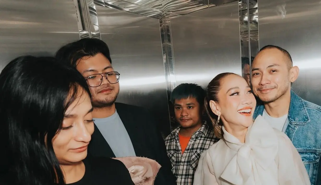 Di potret lain, keduanya terlihat kompak mengenakan pakaian kasual berupa denim dan kaus putih, sembari menunjukkan jari kelingking yang sudah diberi tinta setelah melakukan pencoblosan pemilu 2024. [@tikoaryawardhana]