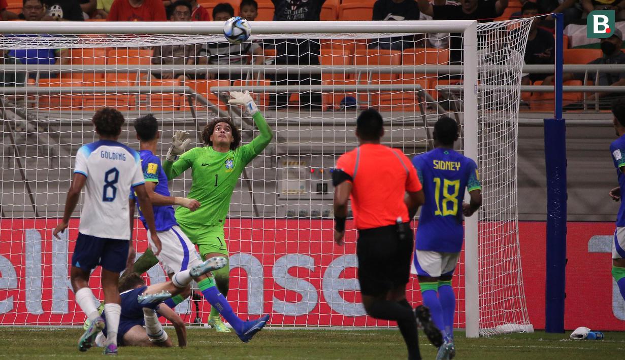 <p>Kiper Timnas Brasil U-17, Phillipe Gabriel (tengah) berusaha melakukan penyelamatan saat menghadapi Timnas Inggris U-17 pada laga ketiga Grup C Piala Dunia U-17 2023 di Jakarta International Stadium, Jakarta Utara, Jumat (17/11/2023). (Bola.com/Ikhwan Yanuar)</p>