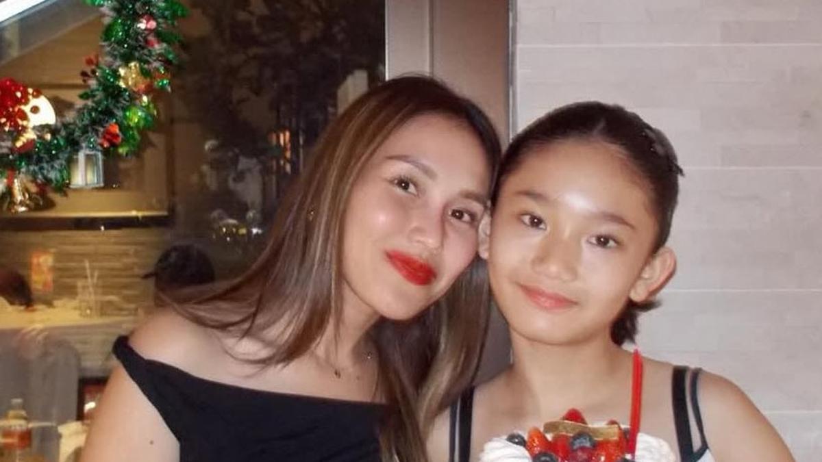 Outfit Liburan Akhir Tahun Ayu Ting Ting ke Singapura Sekaligus Merayakan Ulang Tahun Bilqis ke-12