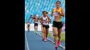 Reaksi pelari putri Indonesia, Odekta Elvina Naibaho (tengah) berkompetisi pada nomor lari 10.000 meter SEA Games 2023 di Stadion Morodok Techo National Stadium, Phnom Penh, Kamboja, Jumat (12/5/2023). Odekta meraih medali perunggu dengan catatan waktu 35 menit 31,03 detik sementara medali emas dan perak direbut dua atlet Vietnam, Thi Oanh Nguyen (35 menit 11,53 detik) dan Thi Hong Le Pham (35 menit 21,09 detik). (Bola.com/Abdul Aziz)
