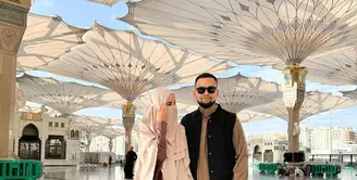 Shireen Sungkar dan Teuku Wisnu memilih ibadah umrah ke Tanah Suci saat liburan pergantian tahun ini. Melalui media sosialnya, mereka membagikan keseruan saat berada di sana.