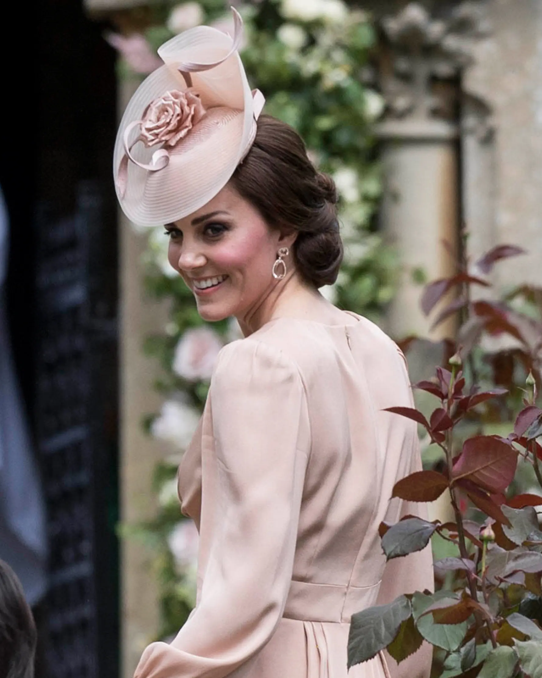 Senyum Kate Middleton saat menghadiri pernikahan Pippa Middleton dan James Mathews di Gereja St. Mark, barat London, Sabtu (20/5). Kate melengkapi penampilannya ala bangsawan Inggris lewat topi pink dari Jane Taylor. (AP Photo/Kirsty Wigglesworth, Pool)