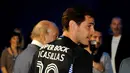 Iker Casillas dengan no. 12 di punggungnya saat berkunjung ke Museum FC Porto di Stadion Dragao, Porto, Portugal. (14/7/2015). (AP Photo/Paulo Duarte)