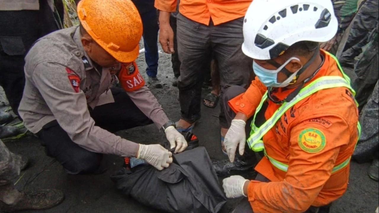 FOTO: Evakuasi Dua Pendaki Asing Korban Erupsi Gunung Dukono