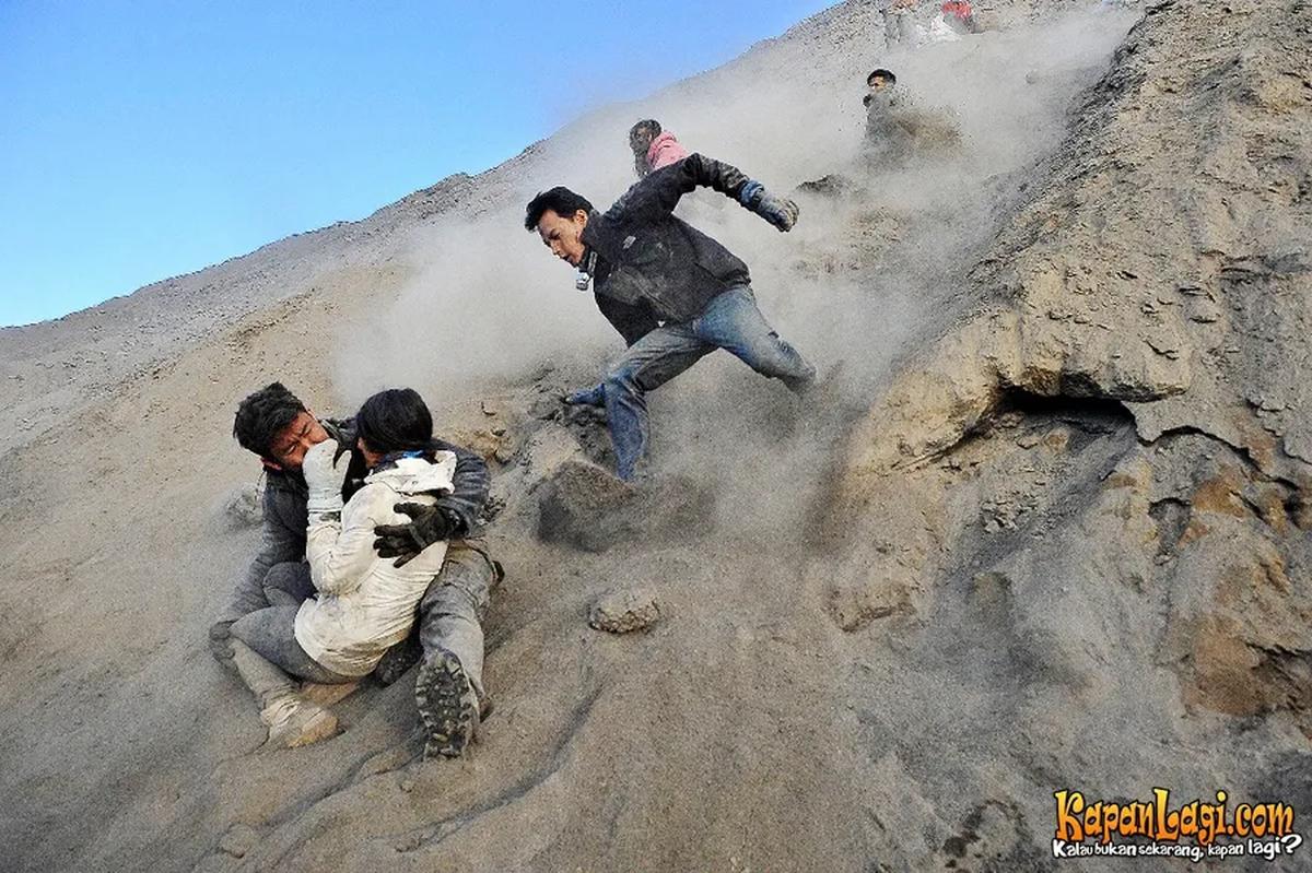 Adegan ketika Ian dan Dinda terjatuh di lereng semeru Â©KapanLagi.comÂ®