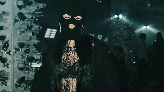 Pakai Busana Menerawang hingga Bra Terlihat, Camila Cabello Tutup Muka dengan Masker Ski