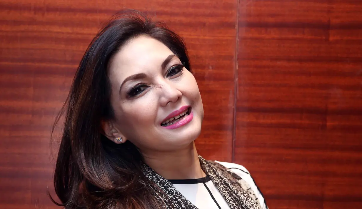 Sebagai orangtua tunggal, Nia juga memberikan nasihat pada putrinya. Meski demikian, ia enggan menjelaskan terkait dengan nasihatnya pada putrinya. Ia menganggap, bahwa setiap orangtua sama dalam memberikan nasihat pada anaknya. (Nurwahyunan/Bintang.com)