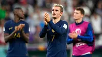 Pemain Prancis Antoine Griezmann bertepuk tangan usai melawan Tunisia pada pertandingan sepak bola Grup D Piala Dunia 2022 di Stadion Education City, Al Rayyan, Qatar, 30 November 2022. Prancis menjuarai Grup D Piala Dunia 2022 meski kalah dari Tunisia 1-0. (AP Photo/Frank Augstein)