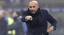 Pelatih Inter Milan, Luciano Spalletti, memberikan arahan kepada anak asuhnya saat melawan Napoli pada laga Serie A di Stadion San Siro, Rabu (26/12). Inter Milan menang 1-0 atas Napoli. (AP/Luca Bruno)