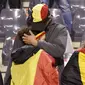 Seorang suporter merasa terhibur di tribun setelah penangguhan pertandingan sepak bola kualifikasi grup F Euro 2024 antara Belgia dan Swedia di Stadion King Baudouin di Brussel, Senin, 16 Oktober 2023. Pertandingan dihentikan pada babak kedua setelah dua pemain Swedia terbunuh dalam pertandingan tersebut. penembakan di pusat kota Brussel sebelum kickoff. (Foto AP/Geert Vanden Wijngaert)