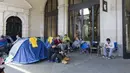 Beberapa orang tampak sengaja mendirikan tenda di depan Apple Store di kota London, (18/9/14). (AFP PHOTO/JUSTIN TALLIS) 