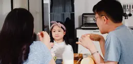 Setelah anak melakukan kesalahan, ajak ia untuk berbicara dengan lembut untuk membantunya dalam mengenali perasaan bersalahnya. [Dok/freepik.com/tirachardz]