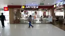 Seorang perempuan melintas di depan gerai makanan cepat saji asal Korea, Lotteria di Kawasan Fatmawati, Jakarta, Satu (20/6/2020). Setelah 9 tahun, Lotteria mengumumkan akan menutup semua gerainya di Indonesia secara permanen per tanggal 29 Juni 2020. (Liputan6.com/Herman Zakharia)